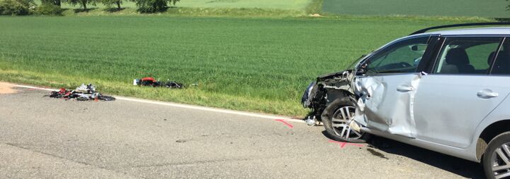 Motorradfahrer nach Unfall schwerverletzt