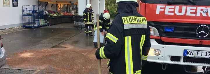 Ölspur auf dem Einkaufsmarkt Parkplatz