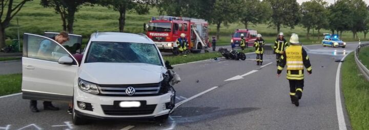 Schwerer Verkehrsunfall zwischen PKW und Motorrad